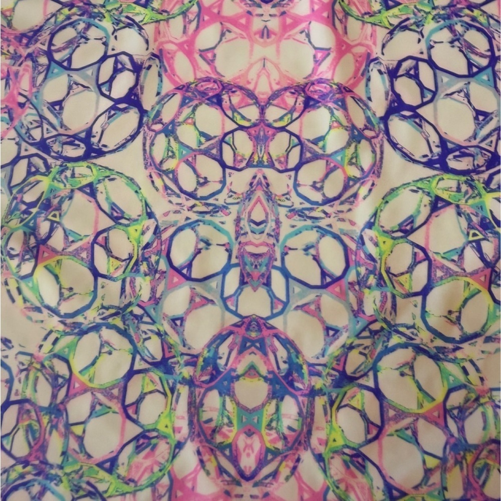 Tzu Tzu sport top in Shiloh AMaze print. Medium - Picture 7 of 9
